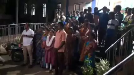 లక్ష్మణుడు అనే వ్యక్తిని పోలీసులు కొట్టారని ఆరోపిస్తూ బంధువులు స్టేషన్ వద్ద ఆందోళన
