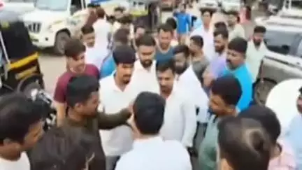 पालघर: विरार साईनाथ सर्कल येथे भाडेवाडीच्या मागणीसाठी ओला उबेर चालकांचे आंदोलन