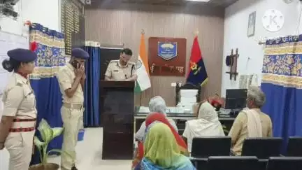 थावे: बगहा में एसपी जनसुनवाई में लोगों की समस्याओं से हुए रूबरू
