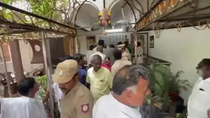 திண்டுக்கல் கிழக்கு: தொகுதி முழுவதும் சென்று பொதுமக்களிடம் கோரிக்கை மனுக்களை பெற்று உடனடியாக நிறைவேற்றப்படும் துரைராஜ் நகர் இல்லத்தில் அமைச்சர்  உறுதி