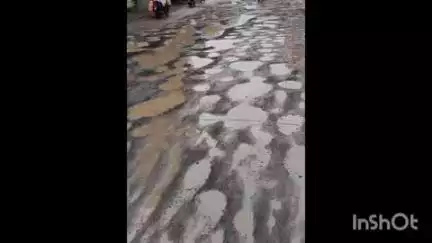 नरसिंहगढ़: बाराद्वारी रोड पर चलना हुआ मुश्किल, गड्ढों में ढूंढनी पड़ती है सड़क