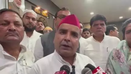 आज़मगढ़: सदर सांसद धर्मेंद्र यादव ने योगी सरकार पर किया सीधा हमला, कहा- विद्यालय बंद, मधुशाला की दुकानें खोली जा रहीं हैं