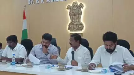 అమలాపురం లో అధికారులతో రాష్ట్ర సాంఘిక సంక్షేమ శాఖ మంత్రి డా.డోలా శ్రీ బాల వీరాంజనేయ స్వామి సమీక్షా సమావేశం