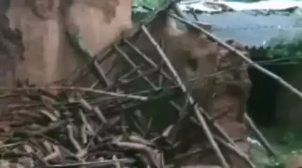नौगढ़: बाघी में तेज बारिश के कारण गिरा कच्चा मकान, गृहस्थी का सामान हुआ बर्बाद