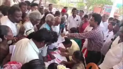 சங்கராபுரம்: ரிஷிவந்தியத்தில் நடைபெற்ற உங்களுடன் ஸ்டாலின் திட்ட முகாமில் மனு அளித்தவுடன் மின் இணைப்பிற்கான ஆணையை வழங்கிய மாவட்ட ஆட்சியர்