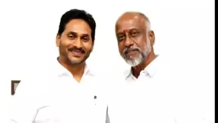 పలమనేరు: వీ.కోట: చిత్తూరు జిల్లా జడ్పీ చైర్మన్ శ్రీనివాసులు ఏపీ మాజీ సీఎం జగన్ ను తాడేపల్లిలో మర్యాదపూర్వకంగా కలిశారు