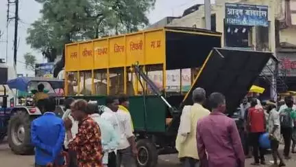 छपारा: छपरा नगर परिषद ने सड़क पर घूम रहे आवारा मवेशियों को पकड़कर गौशाला भेजा