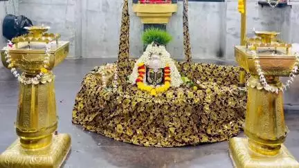होशंगाबाद नगर: नर्मदापुरम: गोलघाट के श्री काले महादेव मंदिर में उज्जैन के महाकाल की तर्ज पर महादेव का श्रृंगार