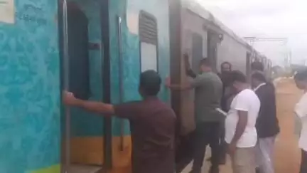 ଖଲ୍ଲିକୋଟ୍: ହମସଫର ଯାତ୍ରୀବାହୀ ଟ୍ରେନ ବି-୧୮ ବଗି ଗ୍ୟାସ ପାଇପରେ ଲାଗିଲା ନିଆଁ; ରମ୍ଭା ଷ୍ଟେସନ ରେ ୩ ଘଣ୍ଟା ଅଟକିଲା ଟ୍ରେନ