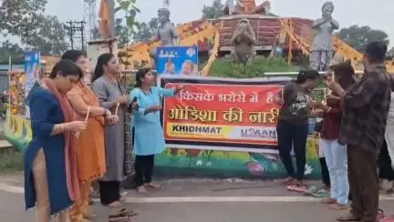 ଝାରସୁଗୁଡା: ଏଫଏମ କଲେଜ ଛାତ୍ରୀ ମୃତ୍ୟୁ ଘଟଣା, ନ୍ୟାୟ ଦାବିରେ ପୁରୁଣା ବସଷ୍ଟାଣ୍ଡ ଗାନ୍ଧୀ ମୂର୍ତ୍ତୀ ସମ୍ମୁଖରେ ବିକ୍ଷୋଭ ପ୍ରଦର୍ଶନ