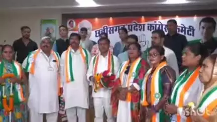 रायपुर: छत्तीसगढ़ शिव सेना को बड़ा झटका, महिला विंग ने थामा कांग्रेस का हाथ, प्रदेश अध्यक्ष बैज ने दिलाई सदस्यता
