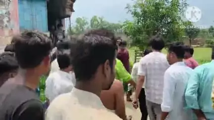 थावे: रामनगर में स्कूल भवन न होने से ग्रामीणों का विरोध प्रदर्शन