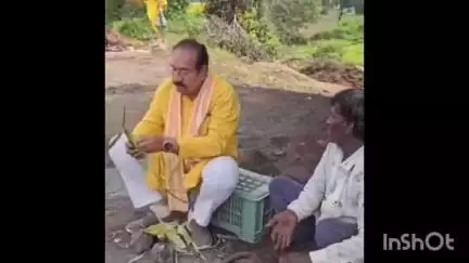 नीमच नगर: नीमच में सड़क किनारे भुट्टे का स्वाद लेते दिखे नीमच विधायक, वीडियो हुआ वायरल