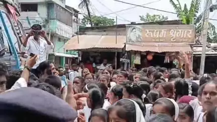 लौरिया: बीकेजी स्कूल की छात्राओं ने डमी पंजीयन न मिलने पर सड़क जाम कर किया प्रदर्शन