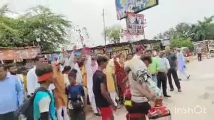 खतौली: खतौली गंगनहर पटरी मार्ग पर यूपी सरकार के राज्य मंत्री कपिल देव अग्रवाल ने शिव भक्तों पर बरसाए पुष्प