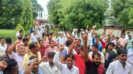लालसोट: लालसोट में फुटकर फल-सब्जी विक्रेताओं ने थोक विक्रेता व आढ़तियों पर मनमाना टैक्स वसूलने का आरोप लगाकर किया प्रदर्शन