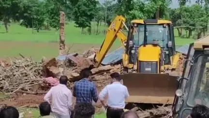 टीकमगढ़: ग्राम पंचायत दरगुवा में सरकारी जमीन से अतिक्रमण हटाया गया, दो मकान जमींदोज