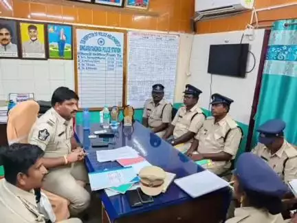 కొండపి: సింగరాయకొండ పోలీస్ స్టేషన్ ని ఆకస్మికంగా సందర్శించి తనిఖీ చేసిన సీఐ హజరతయ్యా