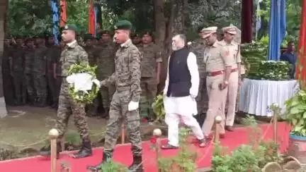कांके: रांची में नक्सलियों से लड़ते शहीद कोबरा 209 बटालियन के जवान को श्रद्धांजलि, गवर्नर व डीजीपी रहे मौजूद