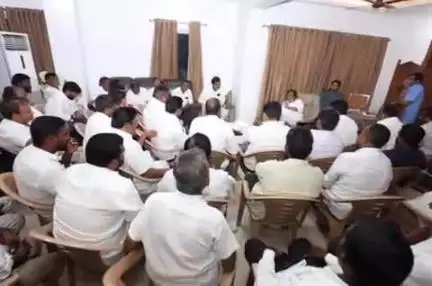 సంగారెడ్డి: రానున్న స్థానిక సంస్థల్లో 100% పార్టీ గెలిచే దిశగా కార్యకర్తలను కలిసి మెలిసి సమన్వయంతో పని చేయాలి : మంత్రి దామోదర