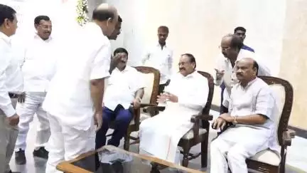విశాఖపట్నం: దివంగత వి ఆనంద్ రాజుకు భారత మాజీ ఉప రాష్ట్రపతి ఎం వెంకయ్య నాయుడు, MLA లు స్పీకర్ నివాళులర్పించారు
