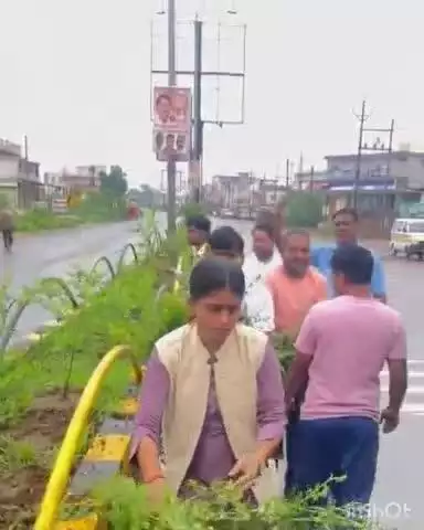 बेमेतरा: बेमेतरा के कृष्ण विहार कॉलोनी के निकट डिवाइडर में नगर पालिका ने चलाया स्वच्छता अभियान, नगरपालिका अध्यक्ष व CMO रहे मौजूद