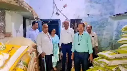 केसली: सहजपुर रोड पर अवैध रूप से स्टॉक किया खाद भंडार केंद्र सील किया गया