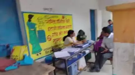 भोरे: डोमनपुर गांव में पिरामल फाउंडेशन की टीम ने स्वास्थ्य, शिक्षा और पोषण पर जागरूकता अभियान चलाया