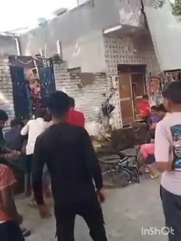 एत्मादपुर: प्रकाश नगर में रास्ते में झगड़ा देखने रुके युवक के साथ कई युवकों ने की मारपीट, वीडियो आया सामने