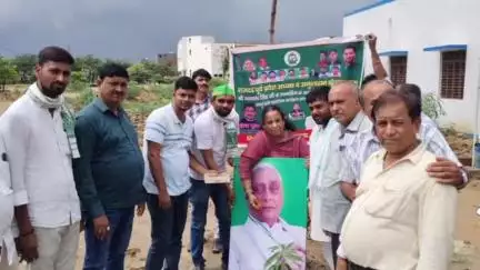 आरा: राजद के पूर्व प्रदेश अध्यक्ष जगदानंद सिंह का जन्मदिन आरा में केक, मिठाई और वृक्षारोपण के साथ मनाया गया