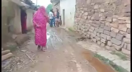मानिकपुर: सरैया के अहरिपुरवा में नाली निर्माण न होने पर जलभराव से ग्रामीण परेशान,छात्रों समेत बुढो की बढ़ी परेशानी #jansamasya