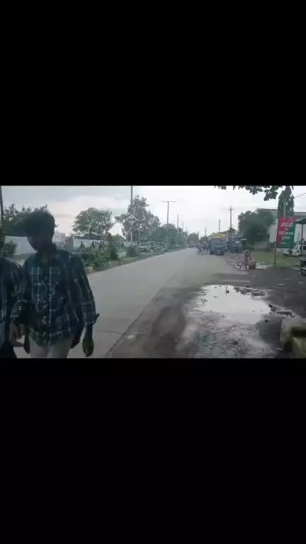 जबलपुर के बरेला में सीएम राइस स्कूल के पास शराब की दुकानें स्थानीय लोगों और अभिभावकों के लिए चिंता का विषय बन गई हैं।