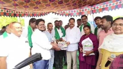 యర్రగొండపాలెం: యర్రగొండపాలెం మండలం పాలుట్లకు చెందిన గ్రామ రైతులకు సబ్సిడీపై డ్రోన్లను అందజేసిన టీడీపీ ఇన్ ఛార్జ్ ఎరిక్షన్ బాబు