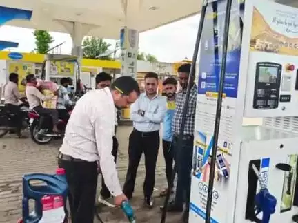 टीकमगढ़: जिला आपूर्ति अधिकारी ने अनंतपुरा पेट्रोल पंप की जांच की, आवश्यक दिशा-निर्देश दिए
