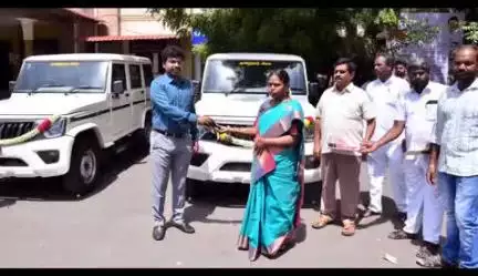 பெரம்பலூர்: வளர்ச்சி பணிகளை விரைந்து கண்காணிக்க 2 புதிய வாகனம் அலுவலர்களுக்கு கலெக்டர் வழங்கினார்