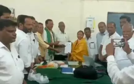 సంగారెడ్డి: రైతులు ఎదుర్కొంటున్న భూ సమస్యలను పరిష్కరించాలని కోరుతూ రైతు సంఘం ఆధ్వర్యంలో స్థానిక MRO గంగా భవానికి వినతిపత్రం అందజేత