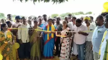 రాప్తాడు: వెంకటంపల్లిలో గోకులం షెడ్డును ప్రారంభించి, టీడీపీ నేతలతో సమావేశమైన రాప్తాడు ఎమ్మెల్యే పరిటాల సునీత
