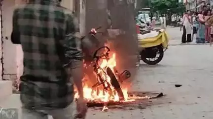 कानपुर: पनकी के रतनपुर में एक सिरफिरे ने बाइक में लगाई आग, मौके पर पहुंची पुलिस