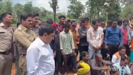 अन्तागढ़: अंतागढ़ स्टेट हाईवे की जर्जर स्थिति से परेशान ग्रामीणों ने ग्राम कोलर के पास किया चक्का जाम