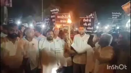 કતારગામ: સુરતના કતારગામ વિસ્તારમાં 19 વર્ષીય પાટીદાર શિક્ષિકા ના આપઘાતના મામલે મોટી સંખ્યામાં લોકોએ કેન્ડલ માર્ચ યોજીએ હતી.