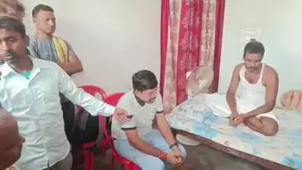 गोरौल: जन स्वास्थ्य कल्याण के महासचिव डॉ. एल. बी. सिंह ने पिरापुर मथुरा गांव में मृतक संजना भारती के परिजनों से की मुलाकात
