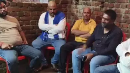 बाघमारा/कतरास: टनकुप्पा रेल हादसे में युवक की दर्दनाक मौत पर JMM नेता सूरज महतो ने जताया शोक, परिजनों से की मुलाकात