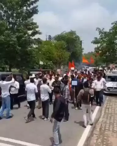 जयपुर: जेएलएन मार्ग स्थित राजस्थान यूनिवर्सिटी में एबीवीपी कार्यकर्ताओं ने निकाली पूर्व मुख्यमंत्री की शव यात्रा