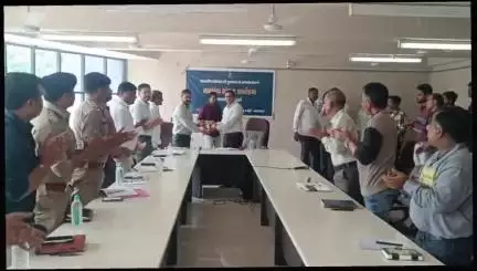 માણાવદર: ખાતે કલેકટરશ્રીના અધ્યક્ષ સ્થાને માણાવદર તાલુકાના સરપંચશ્રીઓ સાથે લોકપ્રશ્નો અંગે સંવાદ કાર્યક્રમ યોજાયો