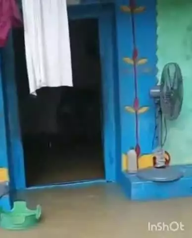 सरई: सरई क्षेत्र के गन्नई समेत कई गांवों के घरों में घुसा बरसात का पानी, लोग निकाल रहे हैं कीमती सामान