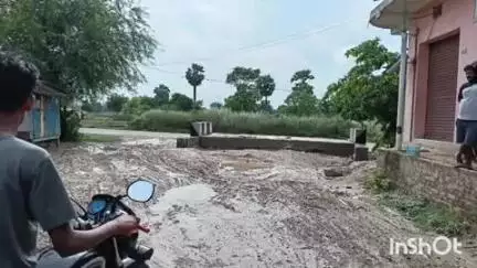 हरलाखी: कानहरपट्टी सड़क पर पुल निर्माण के कारण कीचड़ से राहगीर परेशान