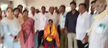 సామర్లకోట మండలం పి వేమవరం గ్రామంలో పొలం పిలుస్తుంది కార్యక్రమాన్ని నిర్వహించిన వ్యవసాయ శాఖ అధికారులు.