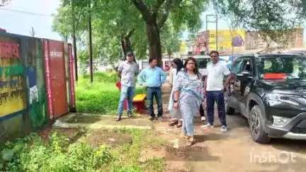 जरीडीह: जरीडीह की BDO सीमा कुमारी एवं बाराडीह मुखिया पुष्पा देवी ने दुकानों व शौचालय का निरीक्षण किया