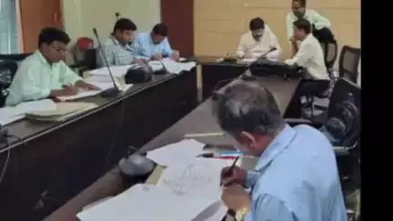 रामगढ़: बीडीओ सह सहायक निर्वाचक निबंधन पदाधिकारी ने मतदान केंद्रों के जियो फेसिंग कार्य की समीक्षा की