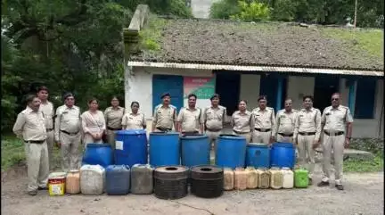 देपालपुर: आबकारी विभाग की बड़ी कार्रवाई: देपालपुर सहित इंदौर से 311 लीटर मदिरा और 1900 किलो महुआ लाहन जब्त